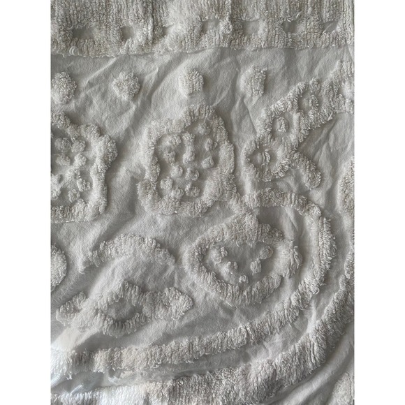 Columbine Cody Home Collection white chenille bedspread fringe full bed - Picture 12 of 12